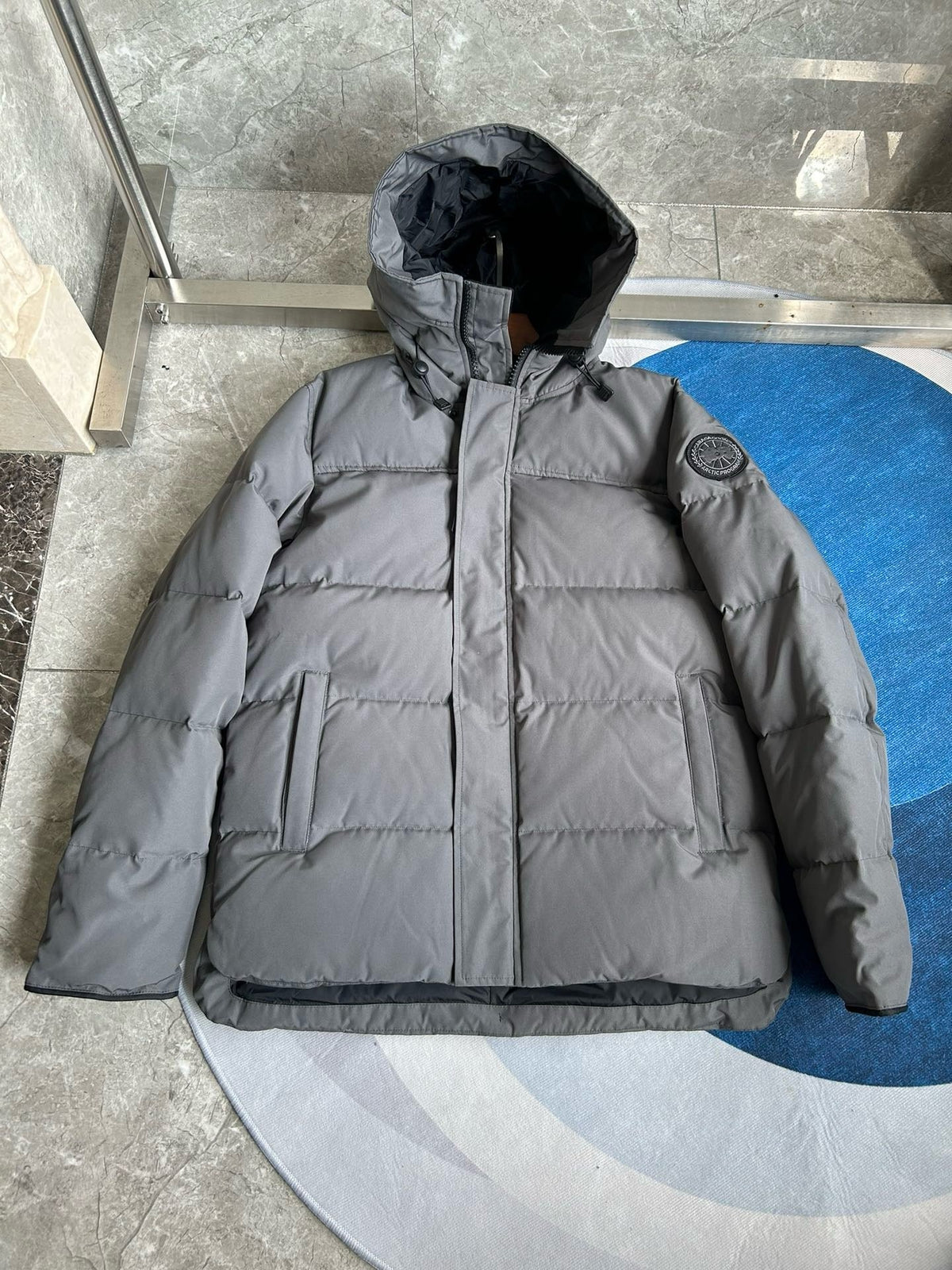 Schwarz-weiße Steppjacke für Herren