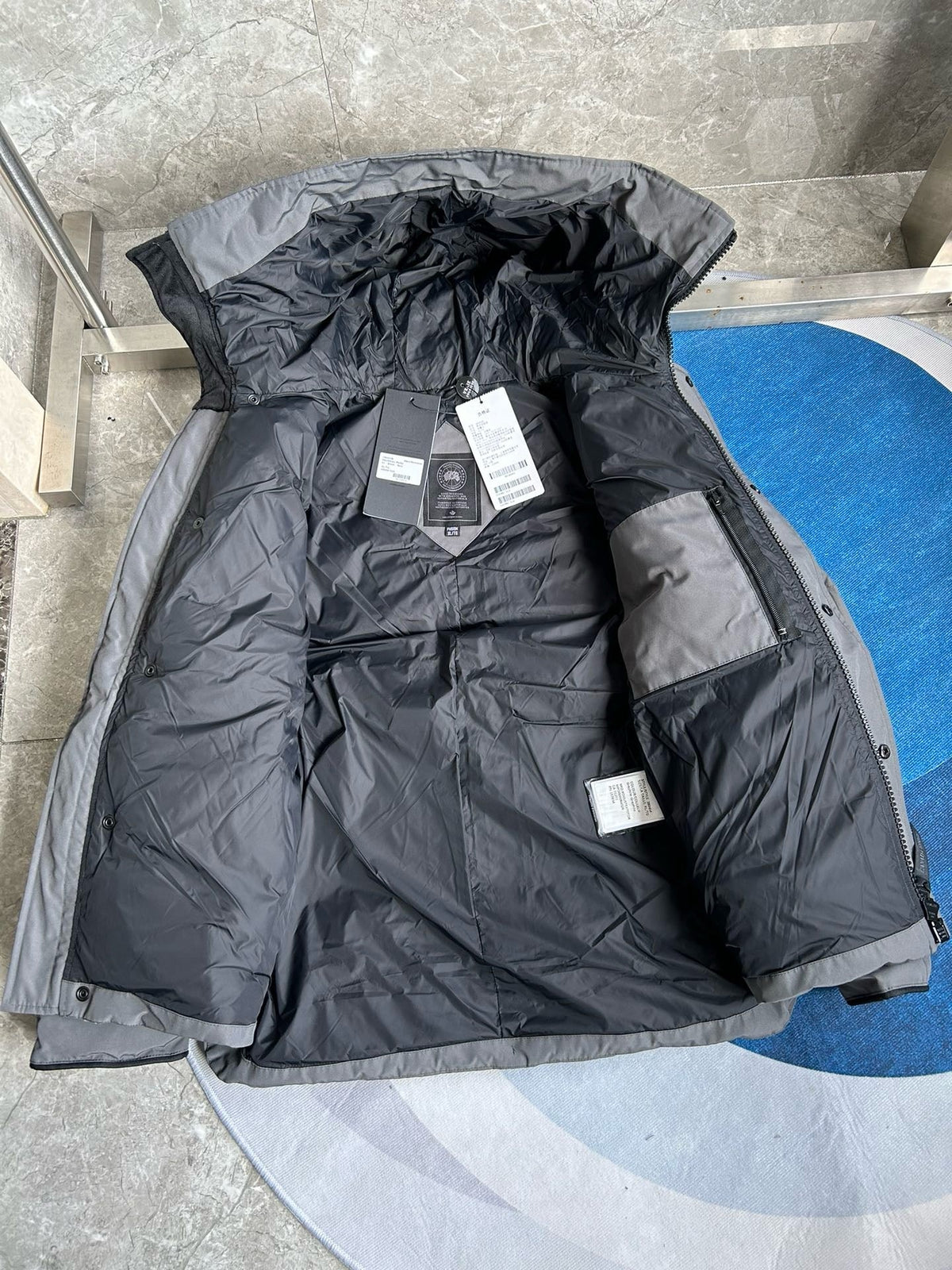 Schwarz-weiße Steppjacke für Herren