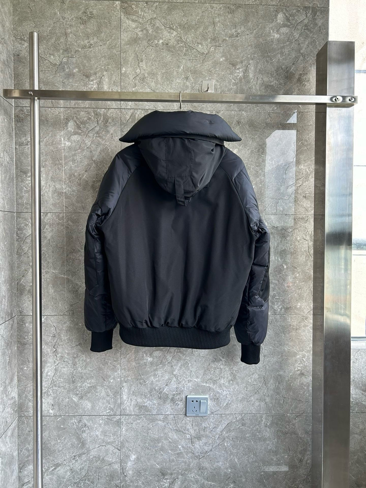 Schwarze Kapuzen-Pufferjacke aus Nylon – Herren