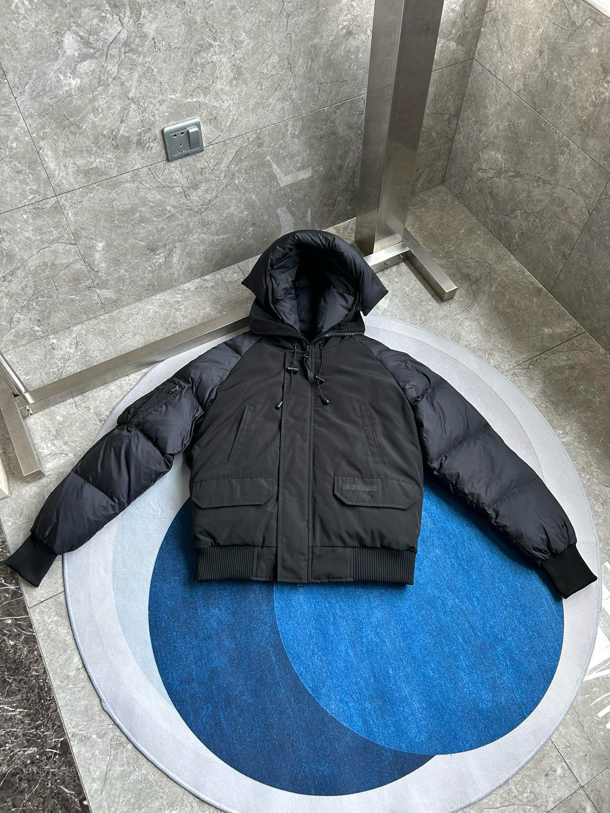 Schwarze Kapuzen-Pufferjacke aus Nylon – Herren