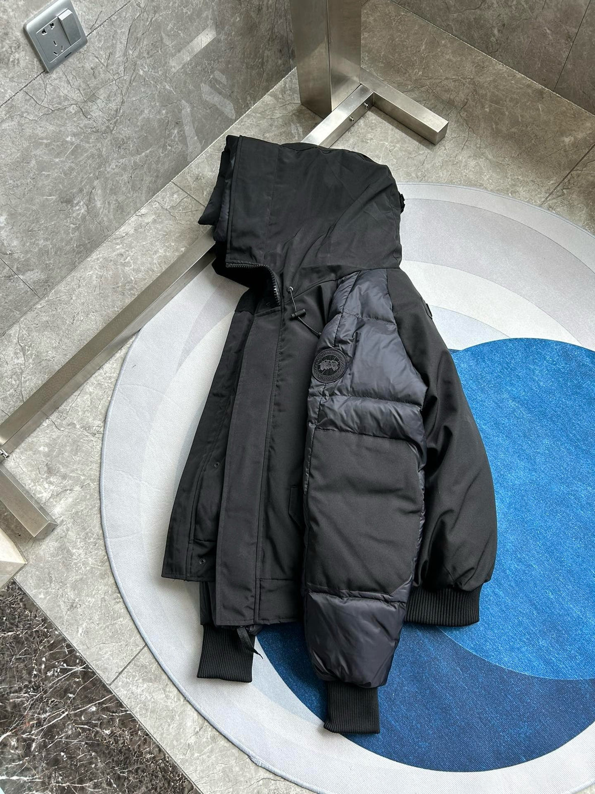 Schwarze Kapuzen-Pufferjacke aus Nylon – Herren