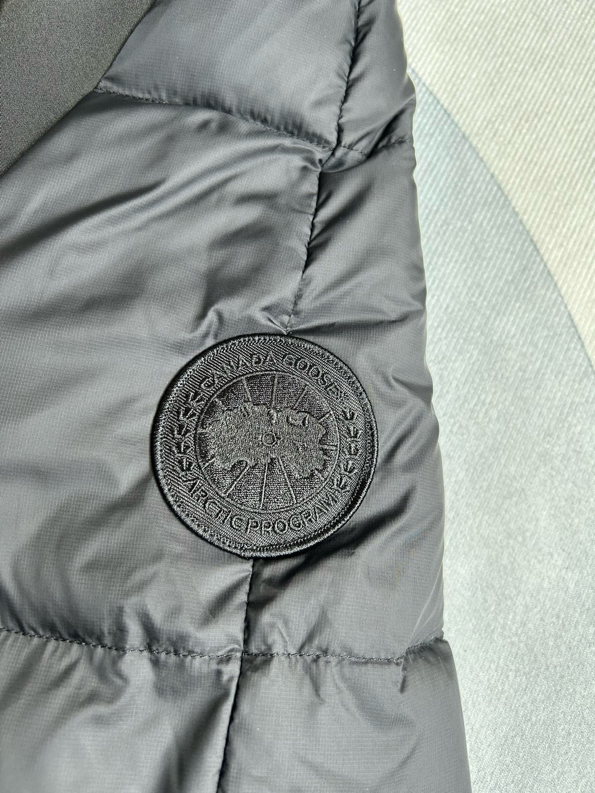 Schwarze Kapuzen-Pufferjacke aus Nylon – Herren