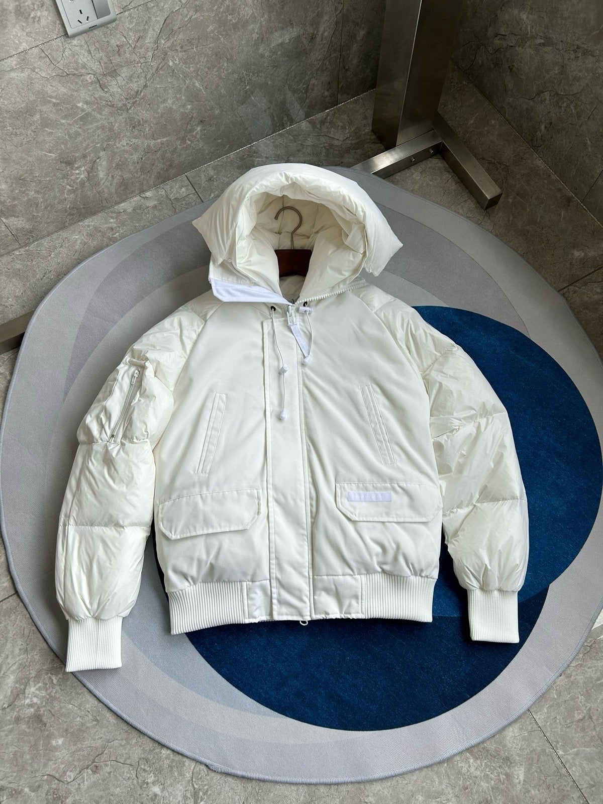 Schwarze Kapuzen-Pufferjacke aus Nylon – Herren