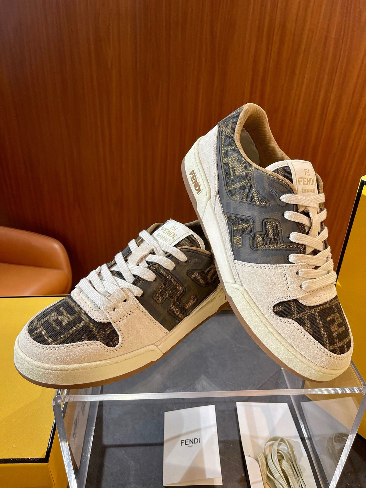 Cremefarbene Leder-Logo-Low-Top-Sneaker – Herren