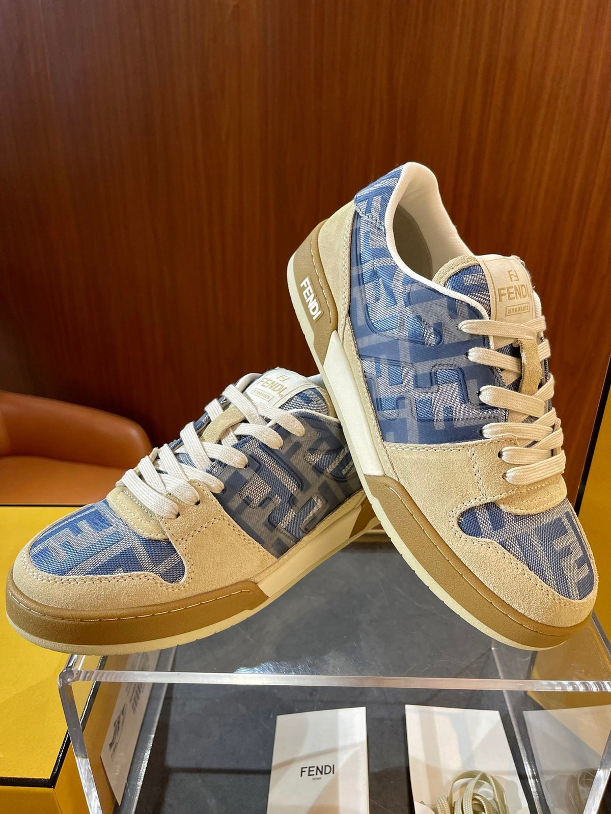 Cremefarbene Leder-Logo-Low-Top-Sneaker – Herren