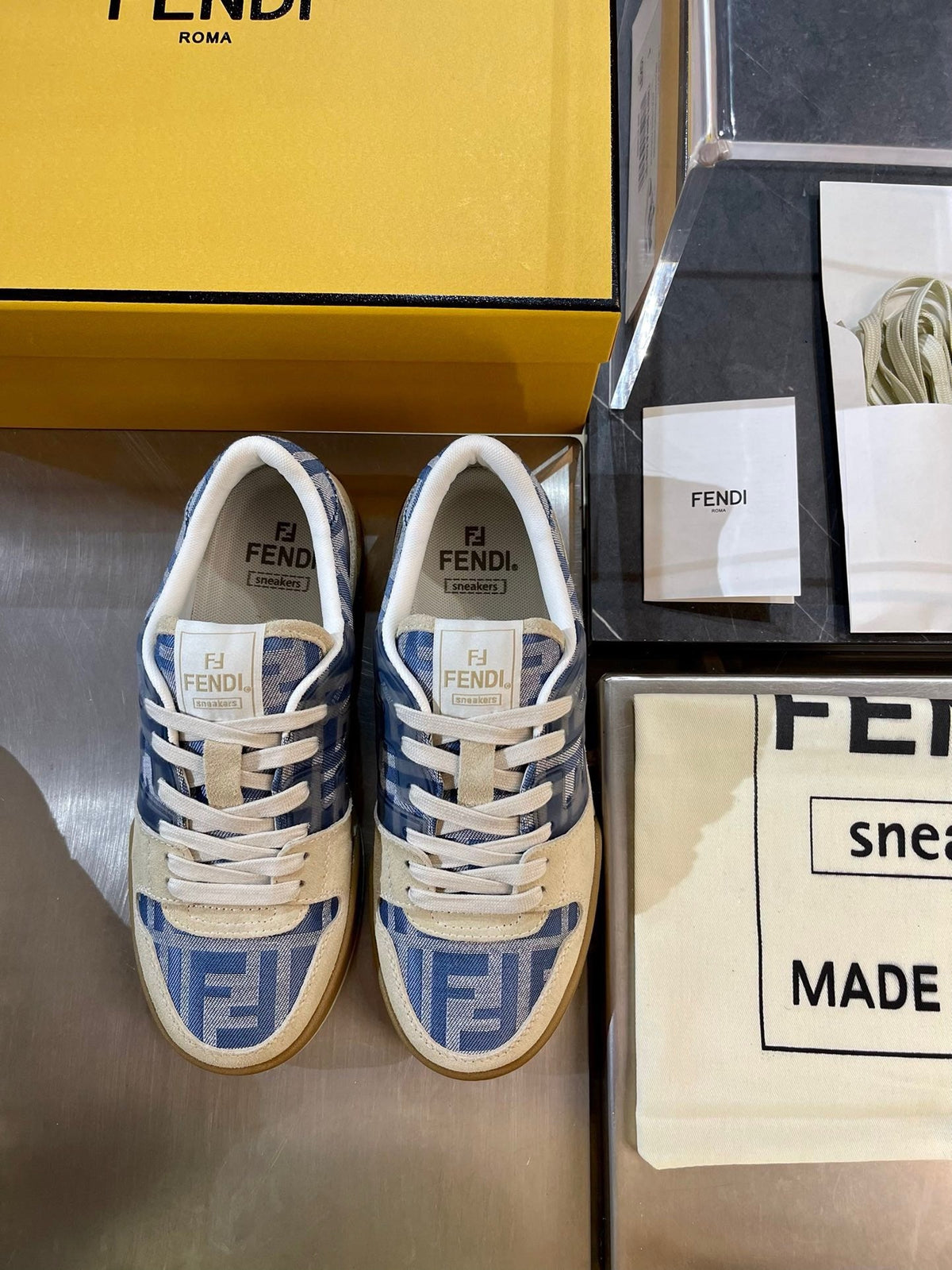 Cremefarbene Leder-Logo-Low-Top-Sneaker – Herren