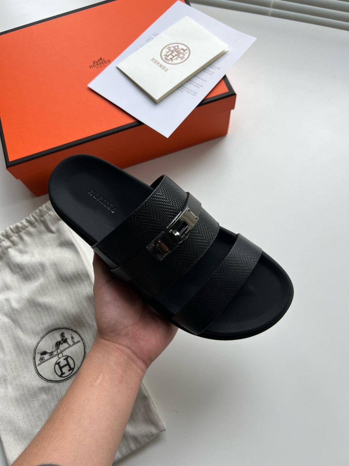 Schwarzes Leder mit Metallschnalle und Doppelriemen – Herren