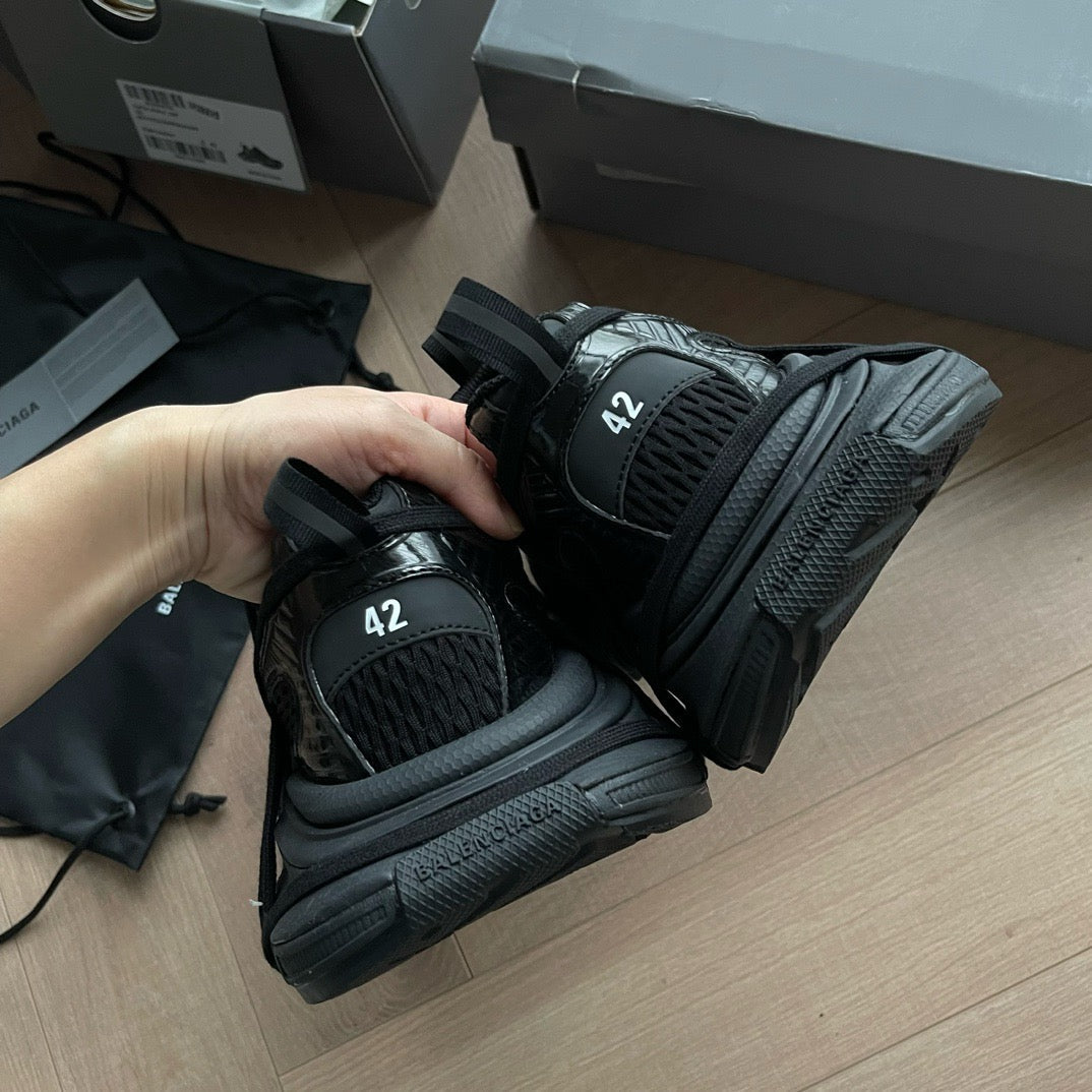 Caged Panel Runner Black Sneakers