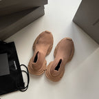 Schwarze und Khakifarbene Turnschuhe
