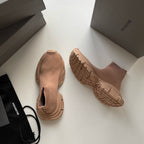 Schwarze und Khakifarbene Turnschuhe
