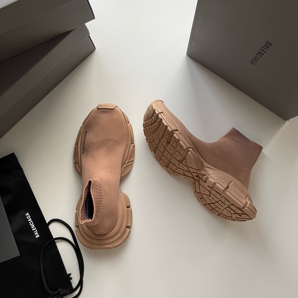 Schwarze und Khakifarbene Turnschuhe