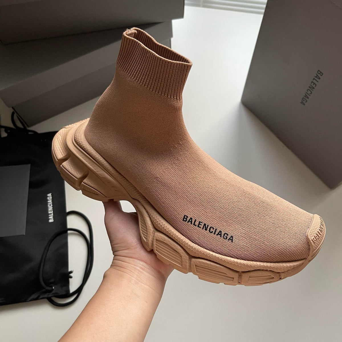 Schwarze und Khakifarbene Turnschuhe