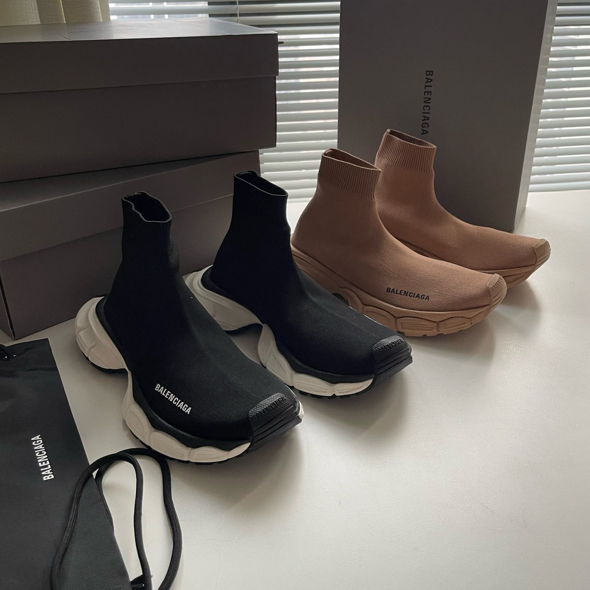 Schwarze und Khakifarbene Turnschuhe