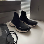 Schwarze und Khakifarbene Turnschuhe