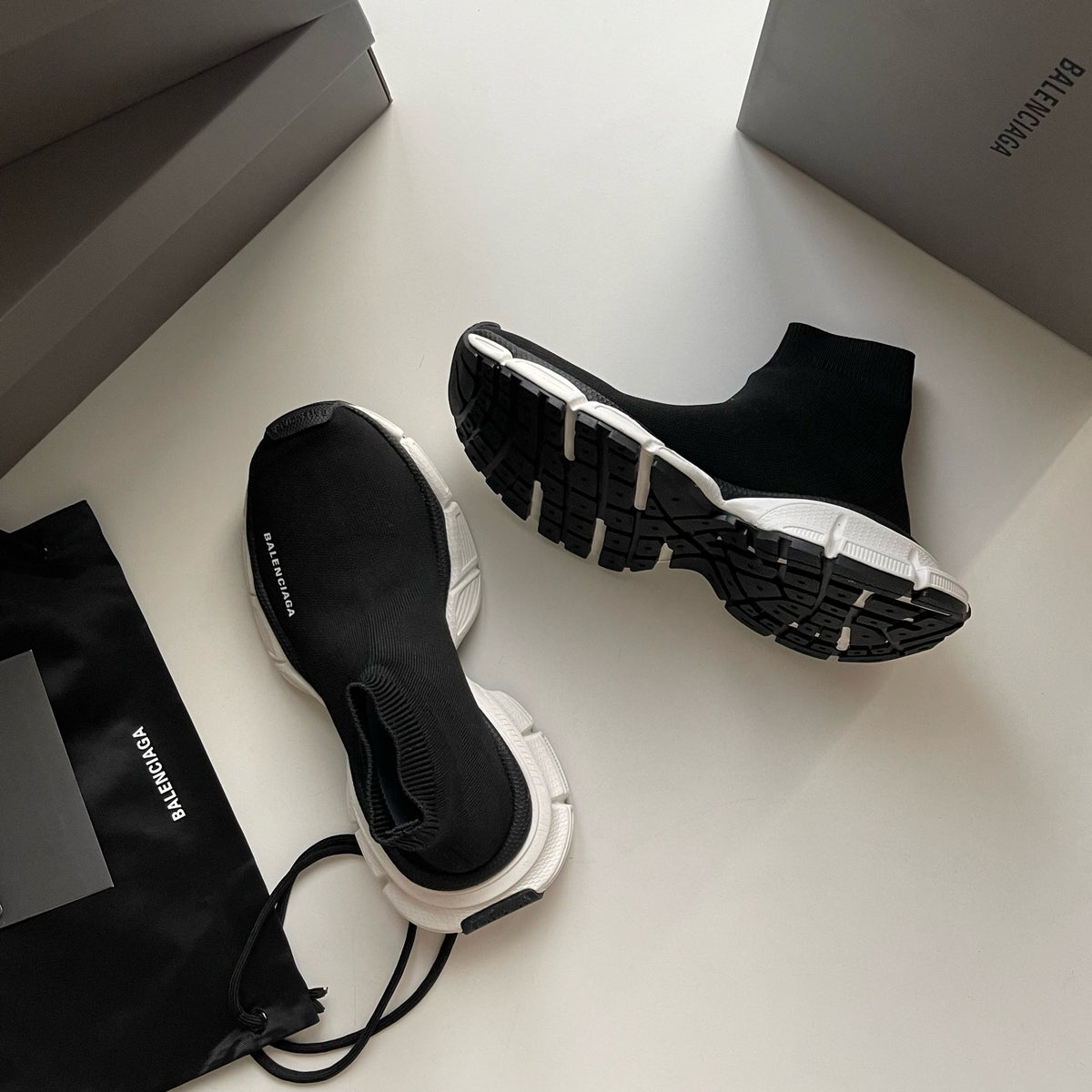 Schwarze und Khakifarbene Turnschuhe