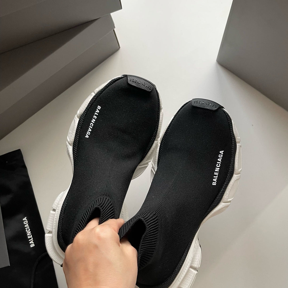 Schwarze und Khakifarbene Turnschuhe