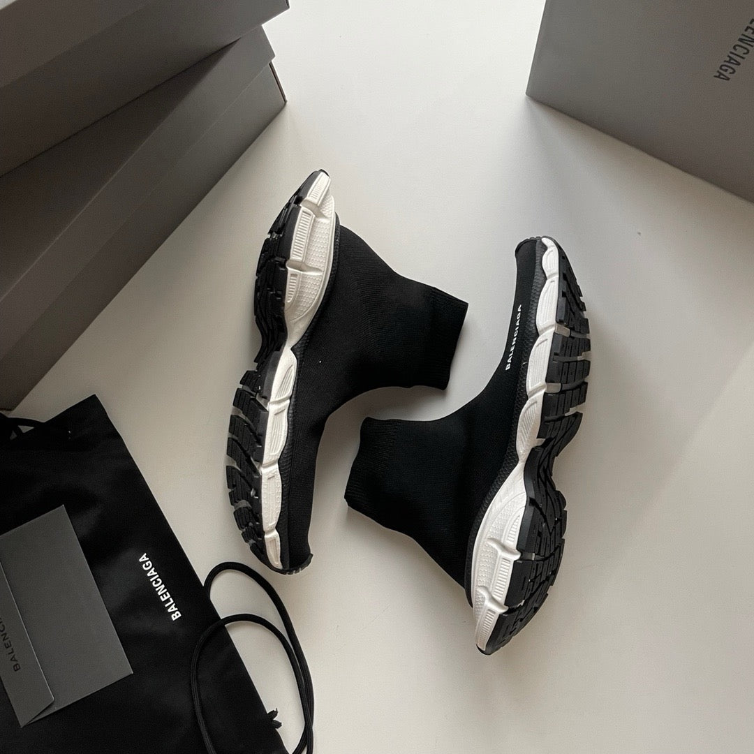 Schwarze und Khakifarbene Turnschuhe