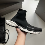 Schwarze und Khakifarbene Turnschuhe