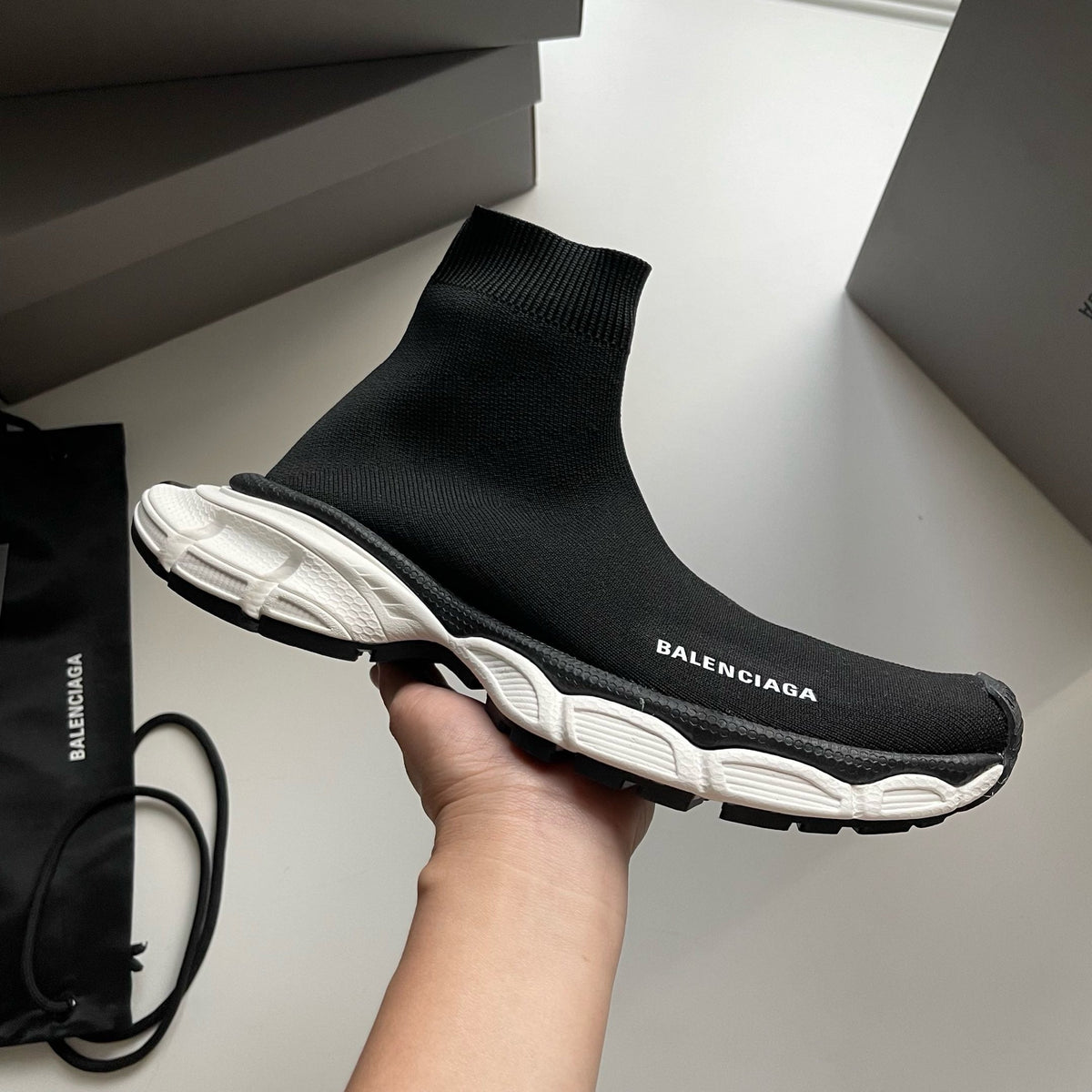 Schwarze und Khakifarbene Turnschuhe