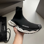 Schwarze und Khakifarbene Turnschuhe
