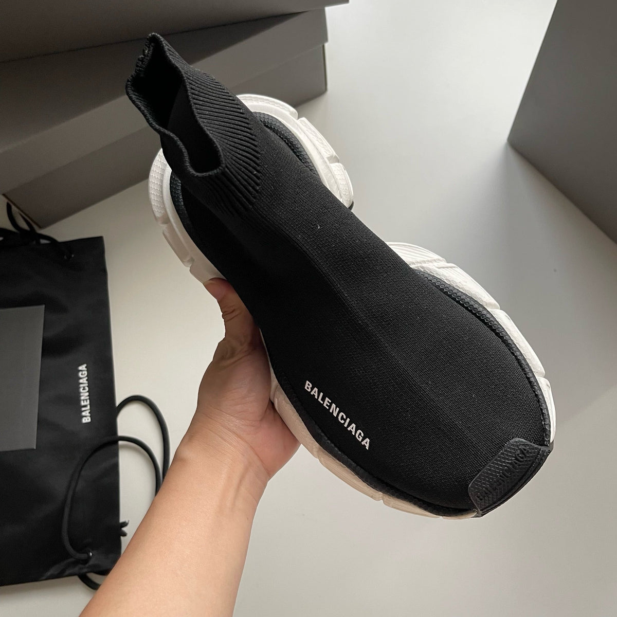 Schwarze und Khakifarbene Turnschuhe