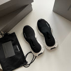 Schwarze und Khakifarbene Turnschuhe