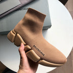 Grüne und Khaki-Sneakers