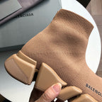 Grüne und Khaki-Sneakers