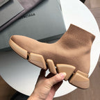 Grüne und Khaki-Sneakers