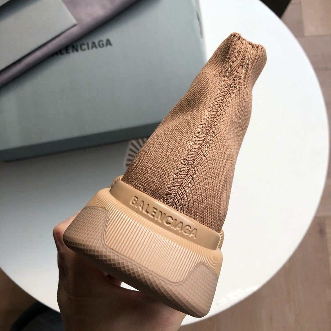 Grüne und Khaki-Sneakers
