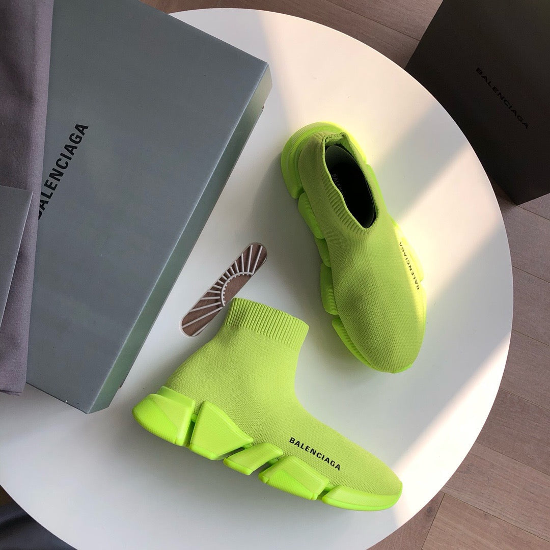 Grüne und Khaki-Sneakers