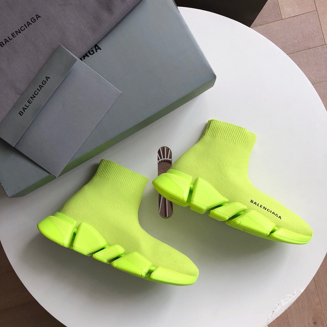 Grüne und Khaki-Sneakers