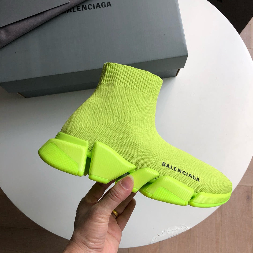 Grüne und Khaki-Sneakers