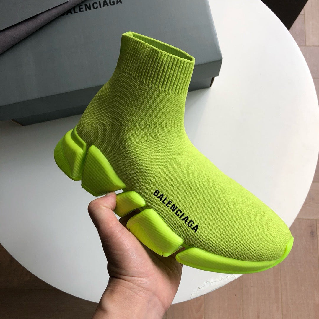 Grüne und Khaki-Sneakers