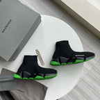 Schwarz-grüne Turnschuhe