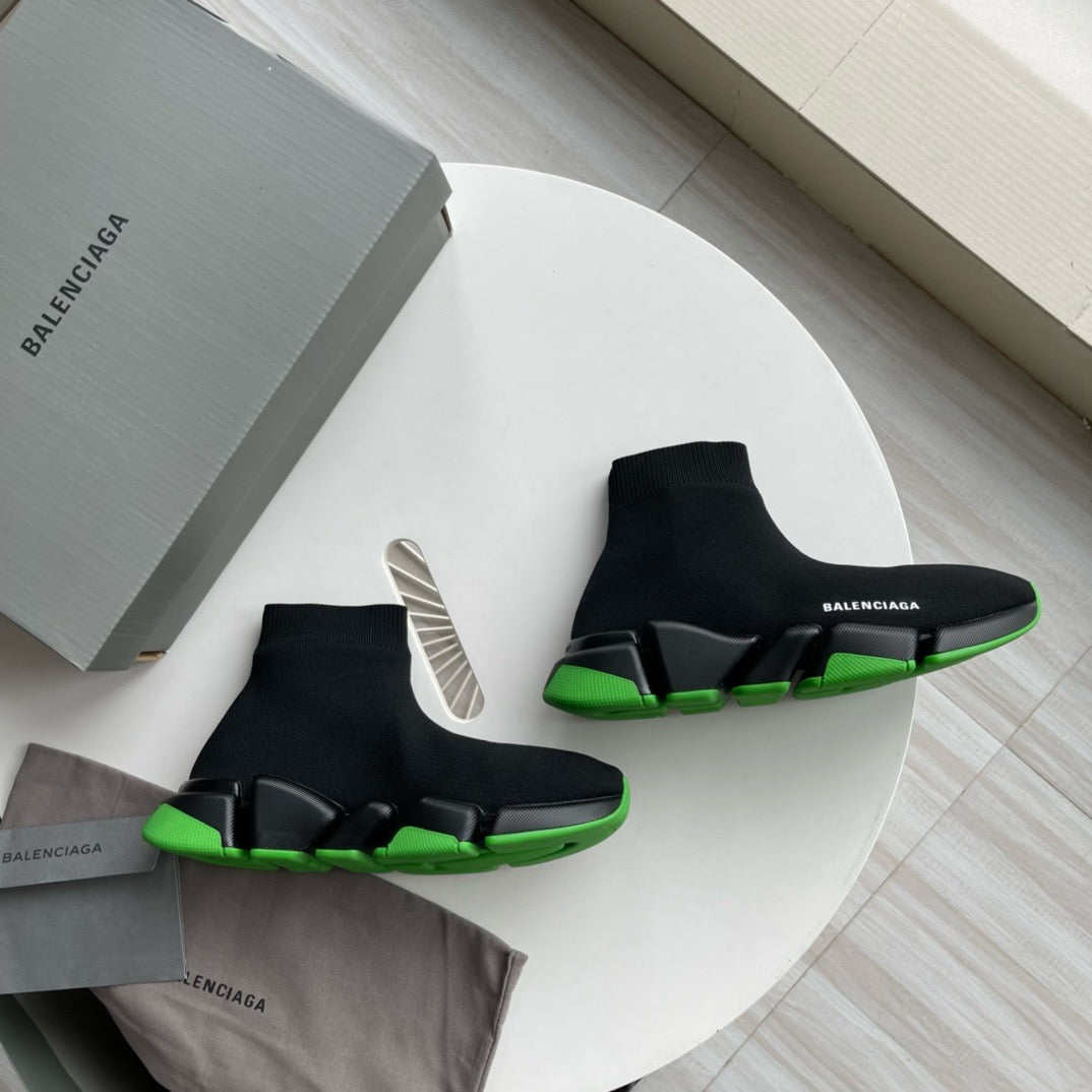 Schwarz-grüne Turnschuhe