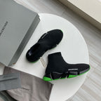 Schwarz-grüne Turnschuhe
