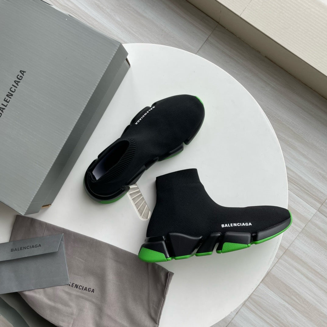 Schwarz-grüne Turnschuhe