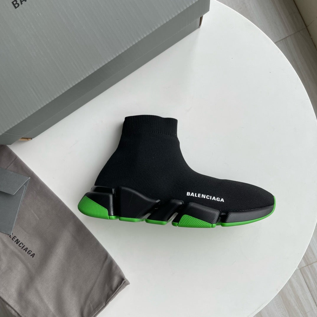 Schwarz-grüne Turnschuhe