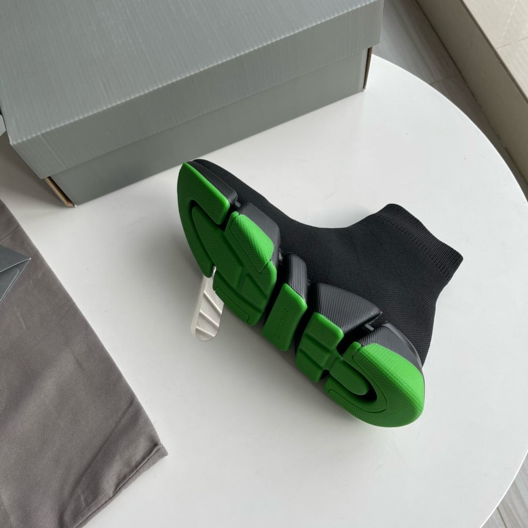 Schwarz-grüne Turnschuhe