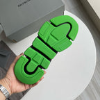 Schwarz-grüne Turnschuhe