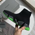Schwarz-grüne Turnschuhe