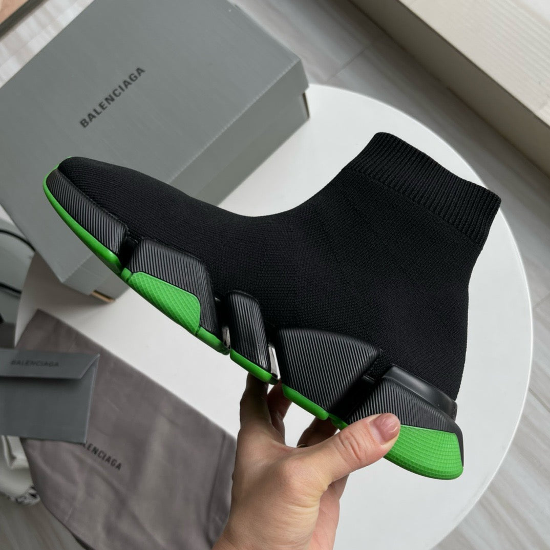 Schwarz-grüne Turnschuhe