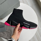 Schwarz-grüne Turnschuhe