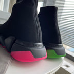 Schwarz-grüne Turnschuhe