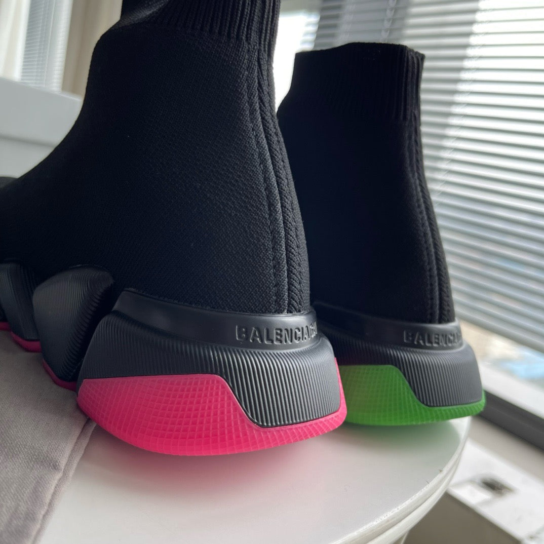 Schwarz-grüne Turnschuhe