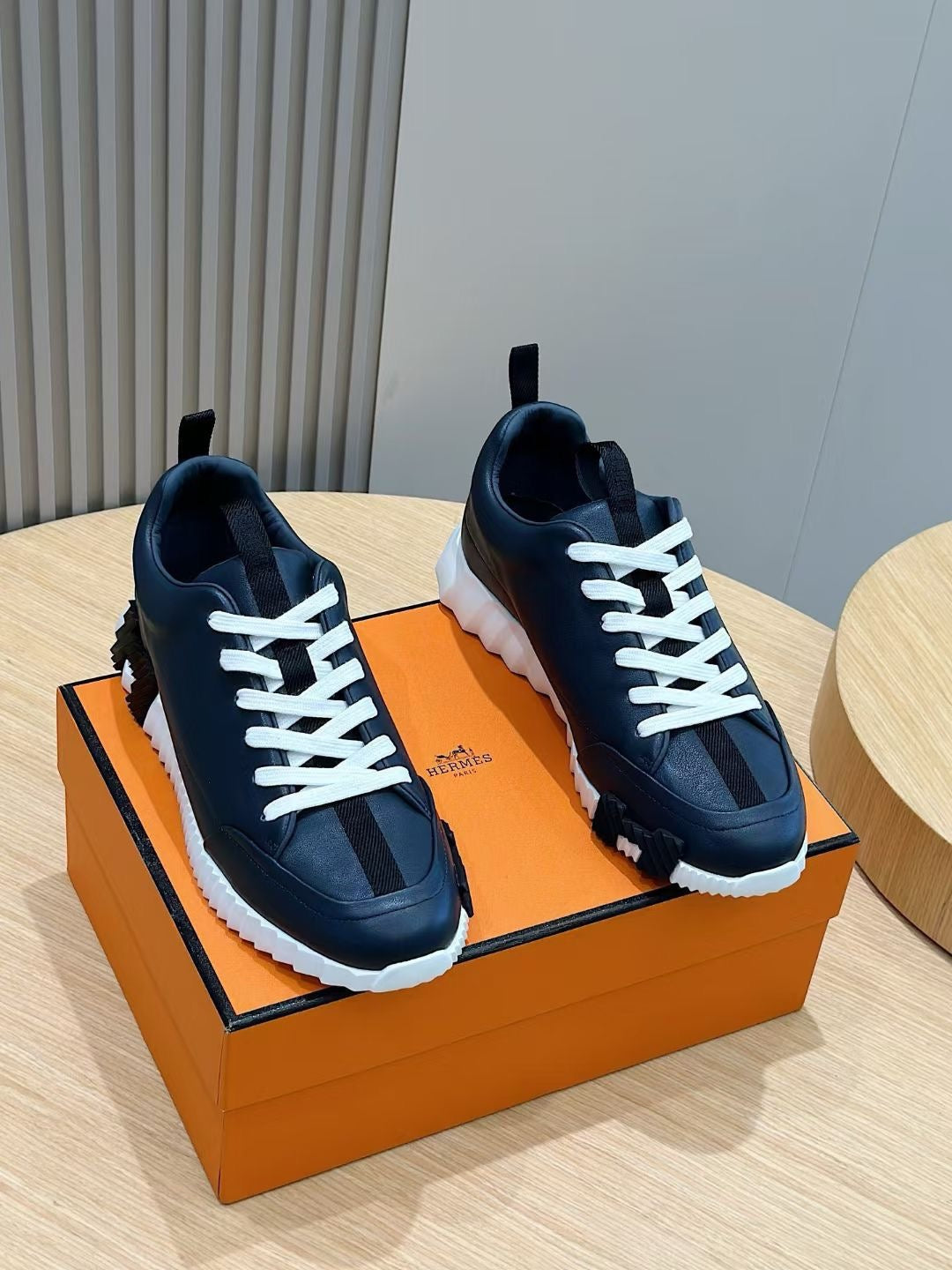 Marineblaue Low-Top-Sneaker aus Veloursleder und Einsätzen – Herren