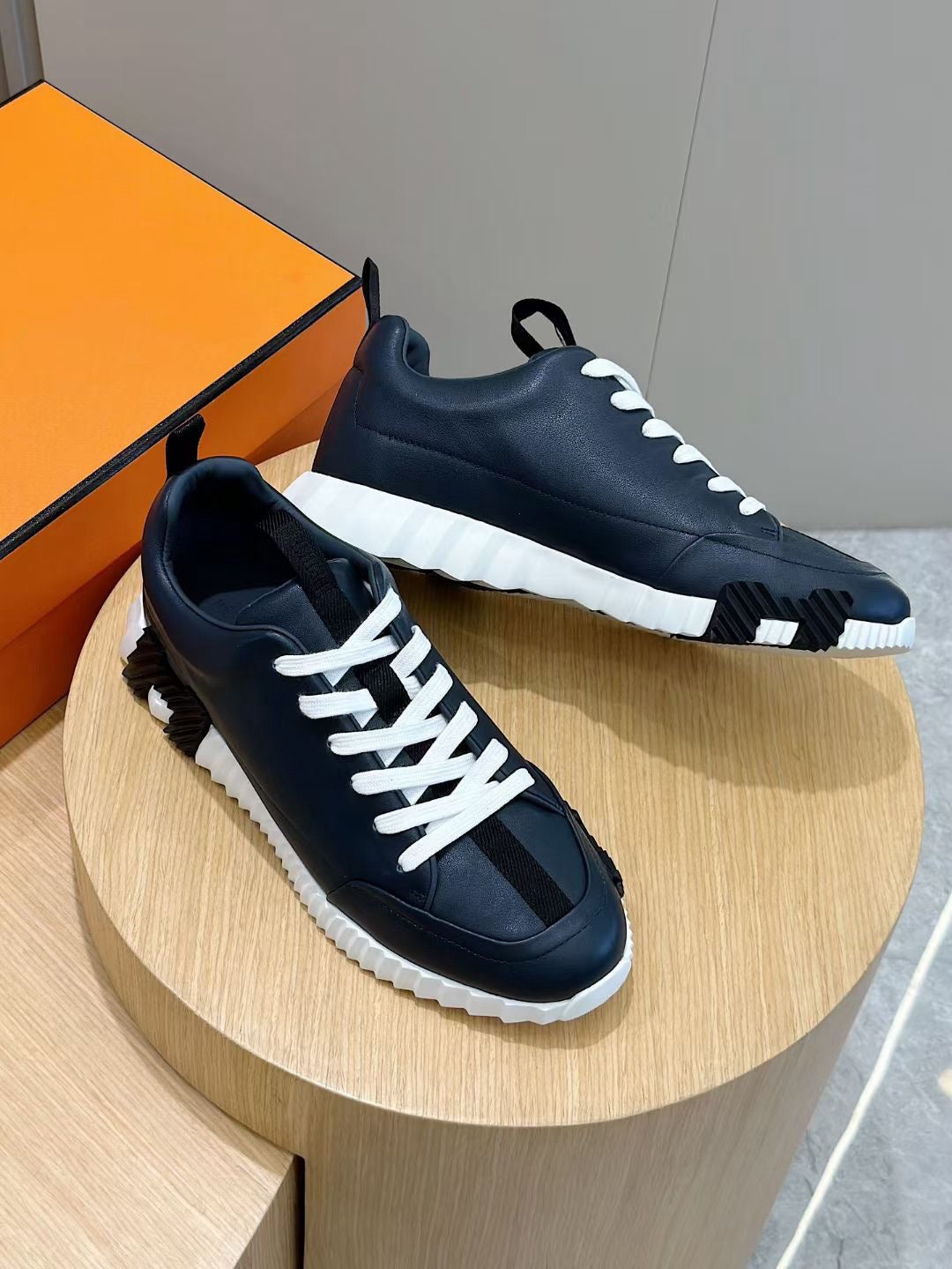 Marineblaue Low-Top-Sneaker aus Veloursleder und Einsätzen – Herren
