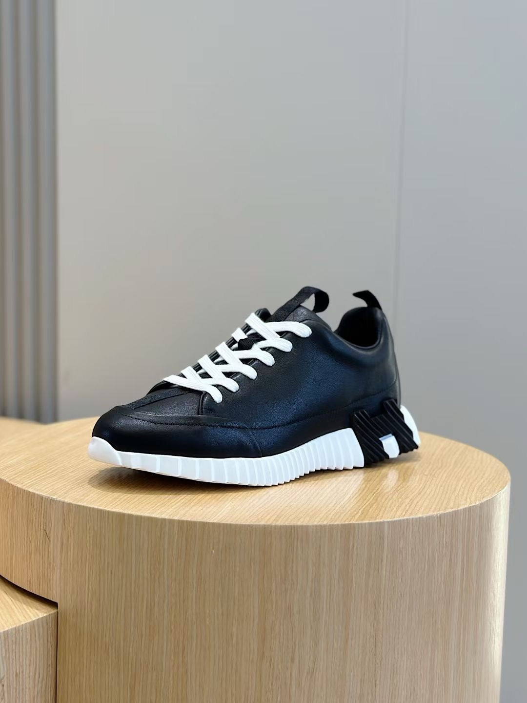 Marineblaue Low-Top-Sneaker aus Veloursleder und Einsätzen – Herren