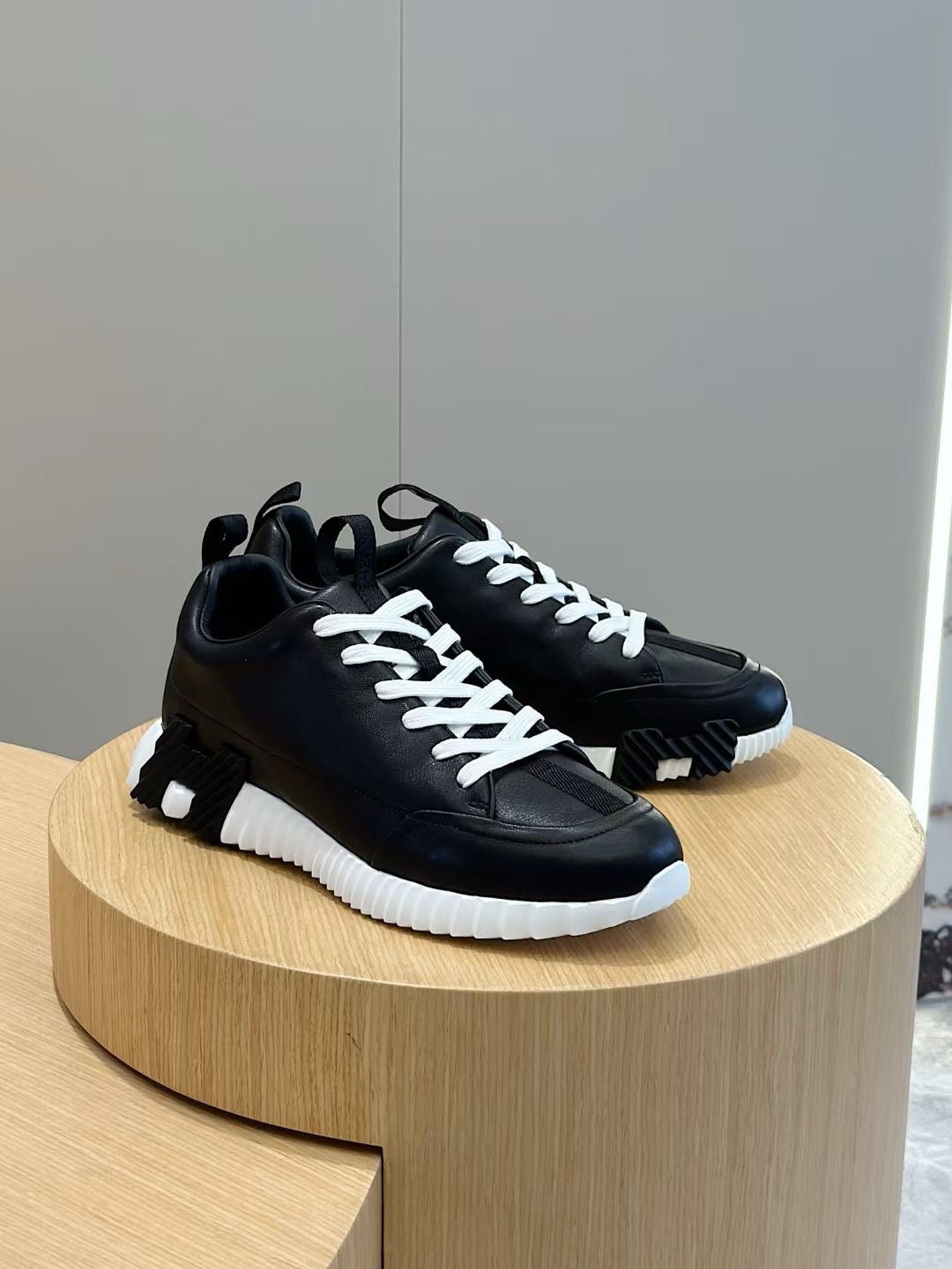 Marineblaue Low-Top-Sneaker aus Veloursleder und Einsätzen – Herren